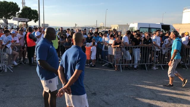 Des supporters de l'OM attendant Alexis Sanchez Des supporters de l'OM attendant Alexis Sanchez