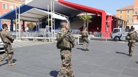 Des soldats patrouille dans le centre de Nice, le 12 juillet 2017, à la veille des commémoration de l'attentat meurtrier il y a un an