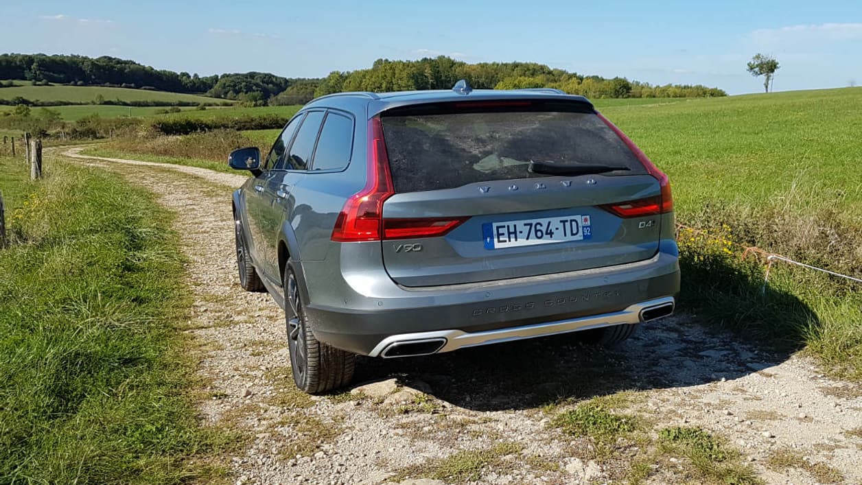 Hauteur de caisse surélevée, protections apparentes, cette version Cross Country permet de prendre des chemins un peu détournés Hauteur de caisse surélevée, protections apparentes, cette version Cross Country permet de prendre des chemins un peu détournés