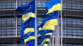 Les drapeaux de l'Union européenne et de l'Ukraine devant le Parlement européen à Strasbourg, le 24 février 2023. (Photo d'archive)