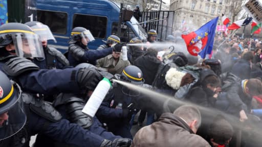 Des CRS ont recours aux gaz lacrymogènes, place de l'Etoile, près des Champs-Elysées, le 24 mars 2013.