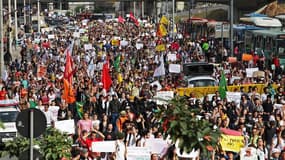 Manifestation à Belo Horizonte, près du stade Mineirao. Quelque 200.000 personnes ont défilé lundi dans les rues des principales villes du Brésil alors que le pays, qui accueille actuellement la Coupe des confédérations, considéré comme une répétition ava