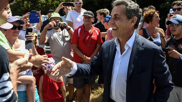 Nicolas Sarkozy le 22 juillet lors de son passage sur le tour de France, dans les Alpes.
