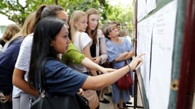 Des élèves de terminale découvrent les résultats du baccalauréat devant un lycée parisien, le 5 juillet 2017