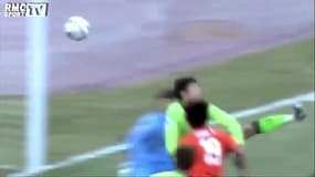 Il tente la main de Dieu de Maradona… et se fait expulser