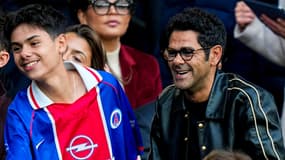 Léon Debbouze et son père, Jamel, lors d'un match du PSG en Ligue des champions contre le Borussia Dortmund - le 07/05/2024
