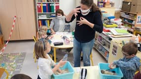 Une enseignante en langue des signes avec des élèves dans une classe près de Toulouse.