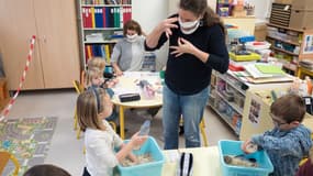 Une enseignante en langue des signes avec des élèves dans une classe près de Toulouse.