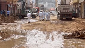Des secours marchent dans les rues de Derna en Libye le 17 septembre 2023
