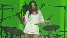 La chanteuse britannique Charli XCX sur la scène de We love green, le 7 juin 2025 à Vincennes.