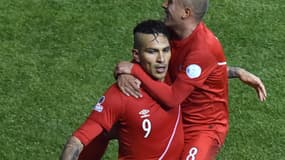 Pérou-Bolivie : Paulo Guerrero félicité par Christian Cueva