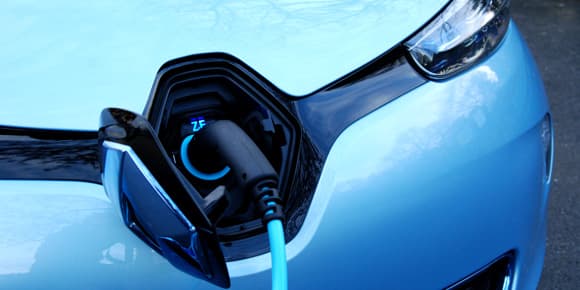 Le câble de recharge se branche derrière le gros logo Renault, entre les phares avant. Le câble de recharge se branche derrière le gros logo Renault, entre les phares avant.