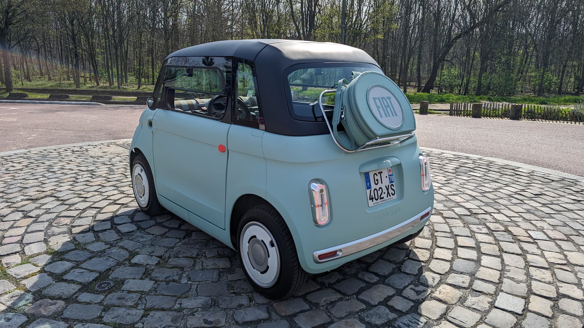 La petite valise assortie à cette Topolino fixée sur le porte-bagage. 