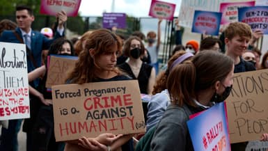 Des manifestants pour défendre le droit à l'avortement devant la Cour suprême à Washington le 5 mai 2022. 