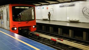 Une rame de métro à la station Maelbeek à Bruxelles, en Belgique, le 25 avril 2016