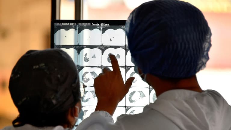 Soignants regardant les radios d'un malade du Covid-19 à l'hôpital Pablo Arturo Suarez de Quito, en Equateur, le 19 janvier 2022. (Photo d'illustration)