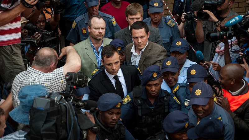 Oscar Pistorius quitte le tribunal de Pretoria, le 12 septembre 2014, après l'énoncé du verdict de la juge Thokozile Masipa.