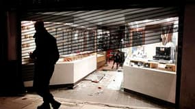 Des groupes de jeunes ont attaqué dimanche soir des magasins et des voitures de police dans plusieurs quartiers de Londres, au lendemain d'émeutes dans le quartier de Tottenham. Neuf policiers ont été blessés. /Photo prise le 7 août 2011/REUTERS/Stefan We