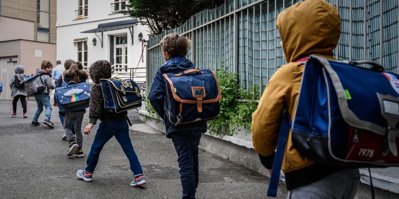 Des élèves se dirigent vers leur salle de classe à l'école privée catholique Institut Sainte-Geneviève à Paris, le 12 mai 2020 (illustration)