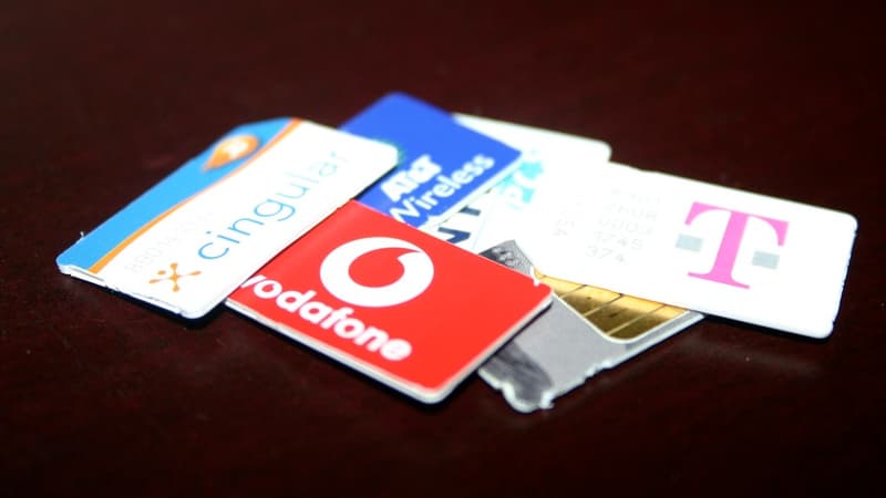 Des cartes SIM. 