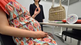 Une femme enceinte sur son lieu de travail à Tokyo, au Japon.