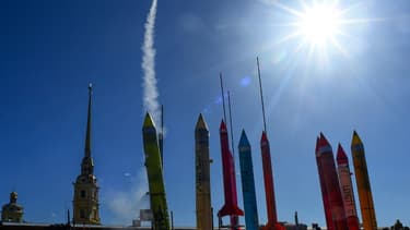 Des spectateurs regardent le lancement de modèles réduits de fusées, à Saint-Pétersbourg, le 11 avril 2021, alors que La Russie célèbre la conquête de l'espace par Gagarine il y a 60 ans