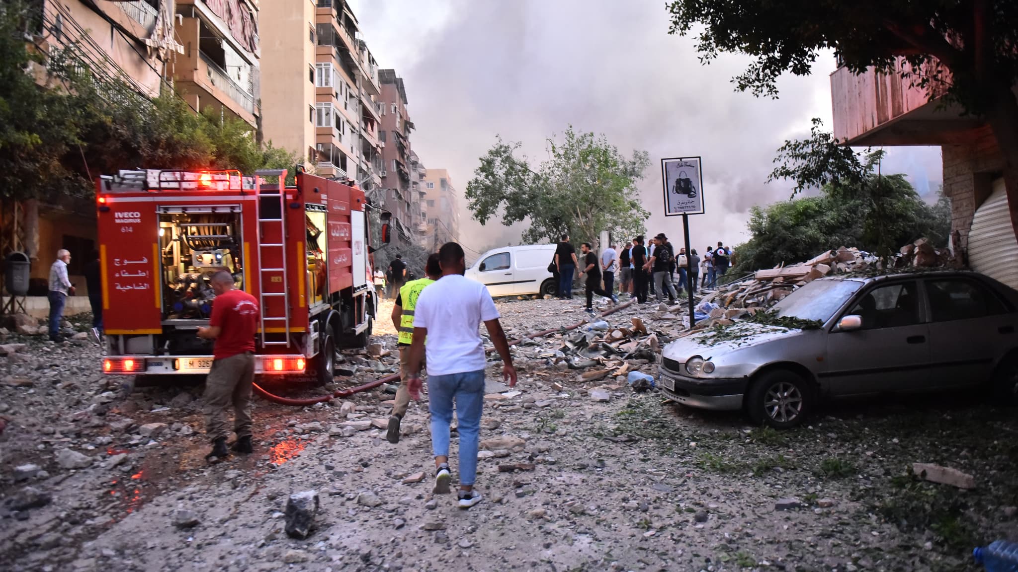 Un camion de pompiers se précipite sur les lieux d'une frappe aérienne israélienne dans le quartier de Haret Hreik, dans la banlieue sud de Beyrouth, le 27 septembre 2024. Un camion de pompiers se précipite sur les lieux d'une frappe aérienne israélienne dans le quartier de Haret Hreik, dans la banlieue sud de Beyrouth, le 27 septembre 2024.