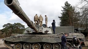 Des soldats sur un tank "Challenger 2" lors du "Iron Challenge", un exercice d'entraînement, à Petersfield, au Royaume-Uni, le 14 mars 2022
