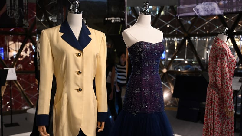 Des robes de la princesse Diana exposées à Hong Kong le 17 avril 2024 avant une vente aux enchères