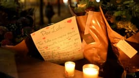 Des fleurs en hommage à Lola, déposées au pied de l'immeuble où le corps de la collégienne a été retrouvé, à Paris le 15 octobre 2022