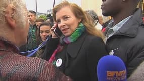 Valérie Trierweiler joue avec les caméras avec un brin de malice.