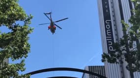 Les images rares d'un hélicoptère Super Puma survolant le quartier Montparnasse à Paris