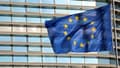 Le drapeau de l'Union européenne flotte devant le Parlement européen le 23 avril 2024 
