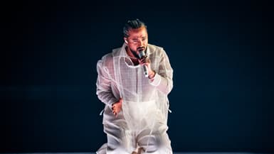 Le chanteur Slimane, représentant de la France à l'Eurovision, sur la scène de la deuxième demi-finale du concours, le 9 mai 2024 à Malmö (Suède).