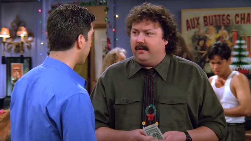 Mike Hagerty et David Schwimmer dans la série "Friends"