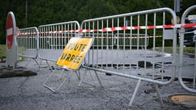 Une route endommagée et fermée à la circulation suite à de fortes pluies à Évreux, dans l'ouest de la France, le 1er août 2024. (photo d'illustration)