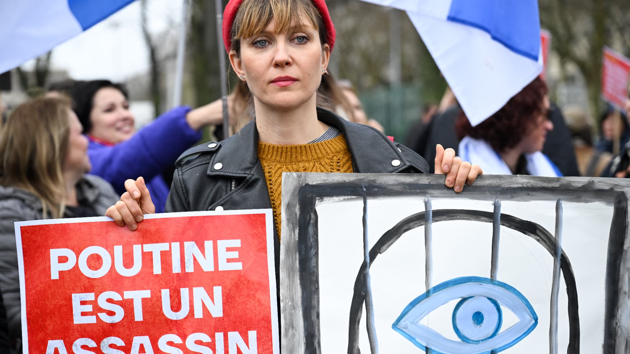 Des électeurs font la queue devant l'ambassade russe à Paris, dont de nombreux avec des pancartes anti-Poutine, le dernier jour de l'élection présidentielle, le 17 mars 2024