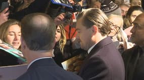 Leonardo DiCaprio signant des autographes devant le Grand Rex, lundi 18 janvier.