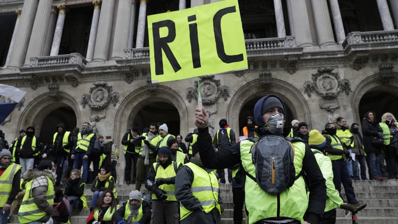 Des gilets jaunes manifestent à Paris le 15 décembre 2018.