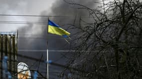 Un drapeau ukrainien dans les fumées de bombardement, à l'ouest de Kiev. PHOTO D'ILLUSTRATION