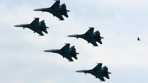 Performance aérienne de chasseurs Su-27 le 21 mars 2015 sur Rostov-sur-le-Don, dans le sud de la Russie