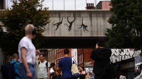 Une peinture de Banksy, représentant trois singes se balançant accrochés à un pont ferroviaire, est apparue à Shoreditch, dans l'est de la capitale, mercredi 7 août 2024.