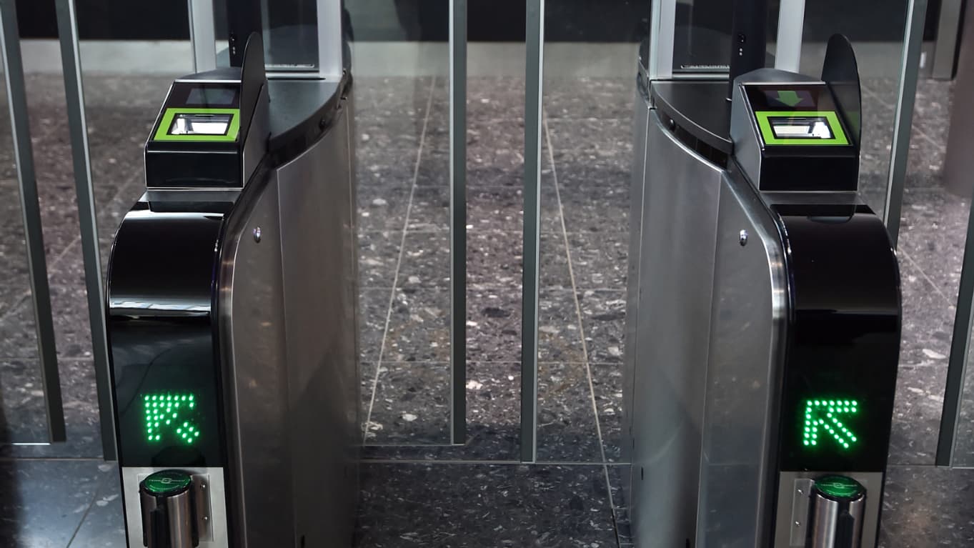 Les portiques automatisés pour passeports biométriques, à l'aéroport d'Heathrow, à Londres, en 2014 Les portiques automatisés pour passeports biométriques, à l'aéroport d'Heathrow, à Londres, en 2014
