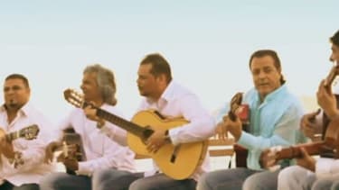 Les membres du groupe Chico & The Gyspsies dans le clip "Amor de Mis Amores"