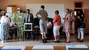 Des électeurs dans un bureau de vote de Forcalquier lors du premier tour des élections législatives, le 11 juin 2017. 