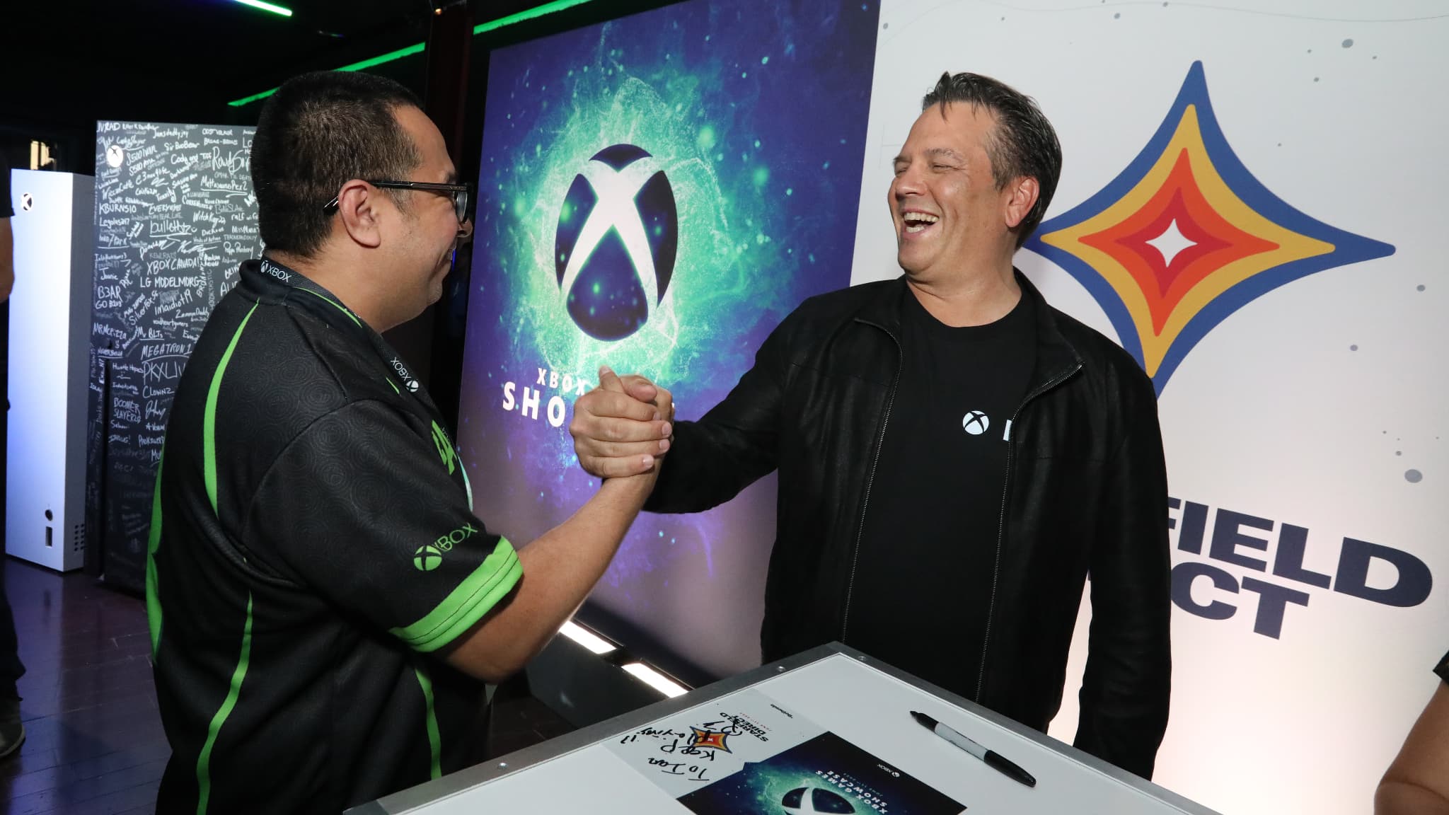 Phil Spencer, le patron de Xbox, à la rencontre des fans lors du Xbox Showcase de Los Angeles (juin 2023)