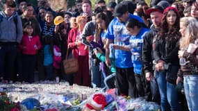 A Valencia, en Californie, des fans se recueillent devant des bougies, des photos, des fleurs, en hommage à Paul Walker.