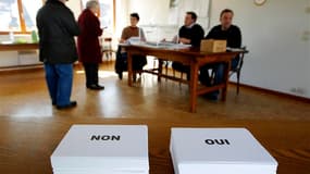 Dans un bureau de vote à Wilwisheim. Environ 29% des électeurs alsaciens s'étaient déplacés aux urnes, dimanche à 16h00, pour voter sur le projet de fusion entre leur conseil régional et les deux conseils généraux du Bas-Rhin et du Haut-Rhin. /Photo prise