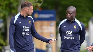 Jonathan Clauss et N'Golo Kanté à l'entraînement avec l'équipe de France, le 30 mai 2024.