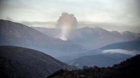 De la fumée s'élève d'un village de la région de  Kalbajar, près du Nagorny Karabakh, le 14 novembre 2020. PHOTO D'ILLUSTRATION